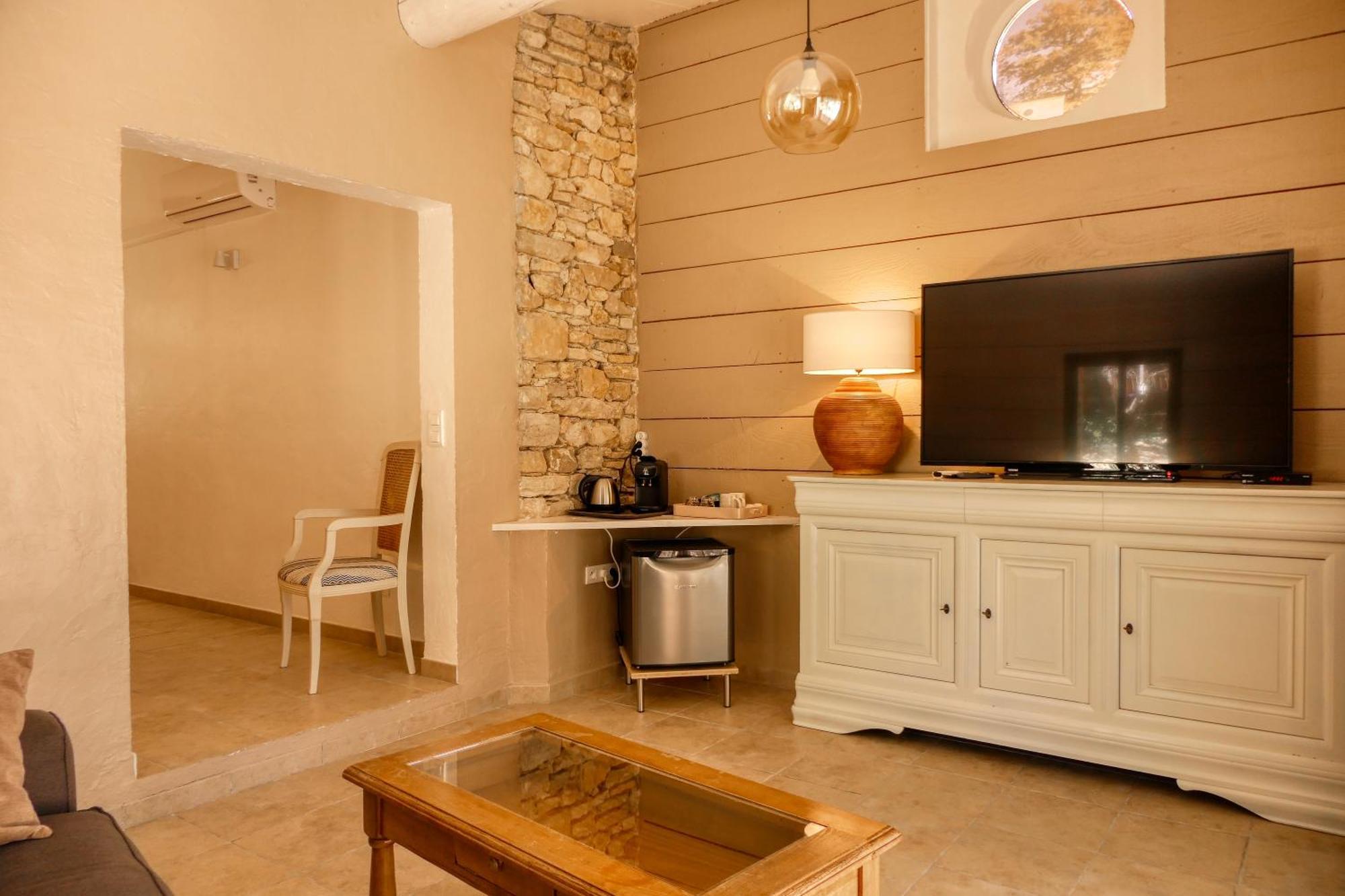 Le Hameau Fleur De Pierres , Chambre , Gite Et Table D'Hotes Murs  Esterno foto