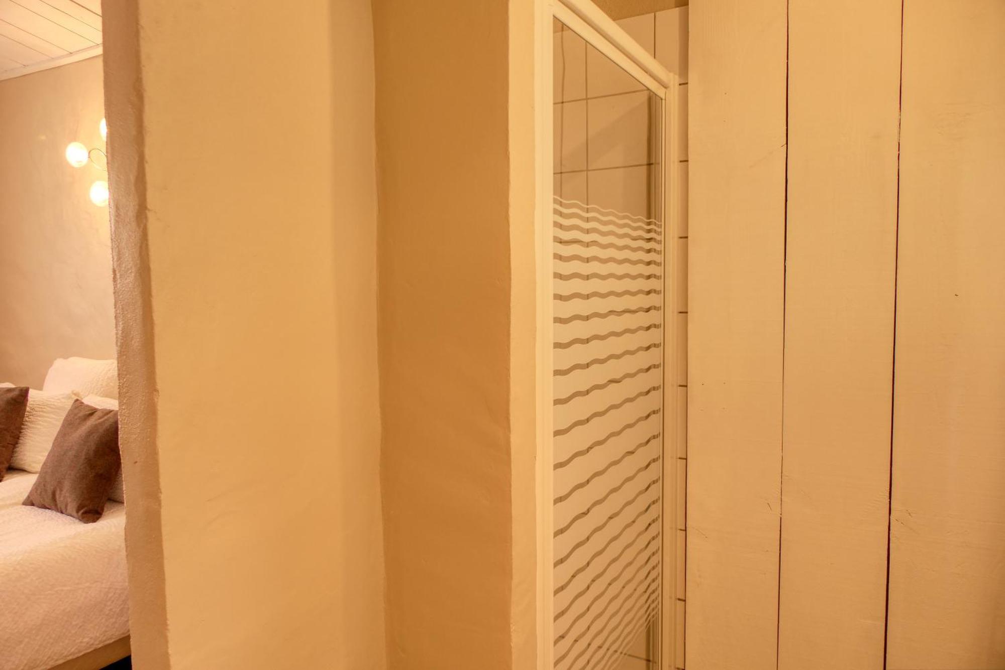 Le Hameau Fleur De Pierres , Chambre , Gite Et Table D'Hotes Murs  Esterno foto