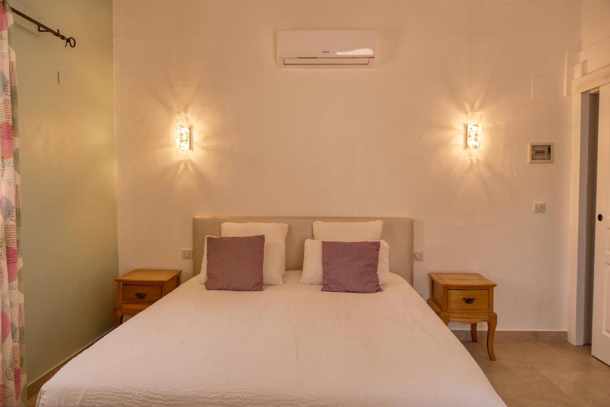 Le Hameau Fleur De Pierres , Chambre , Gite Et Table D'Hotes Murs  Esterno foto
