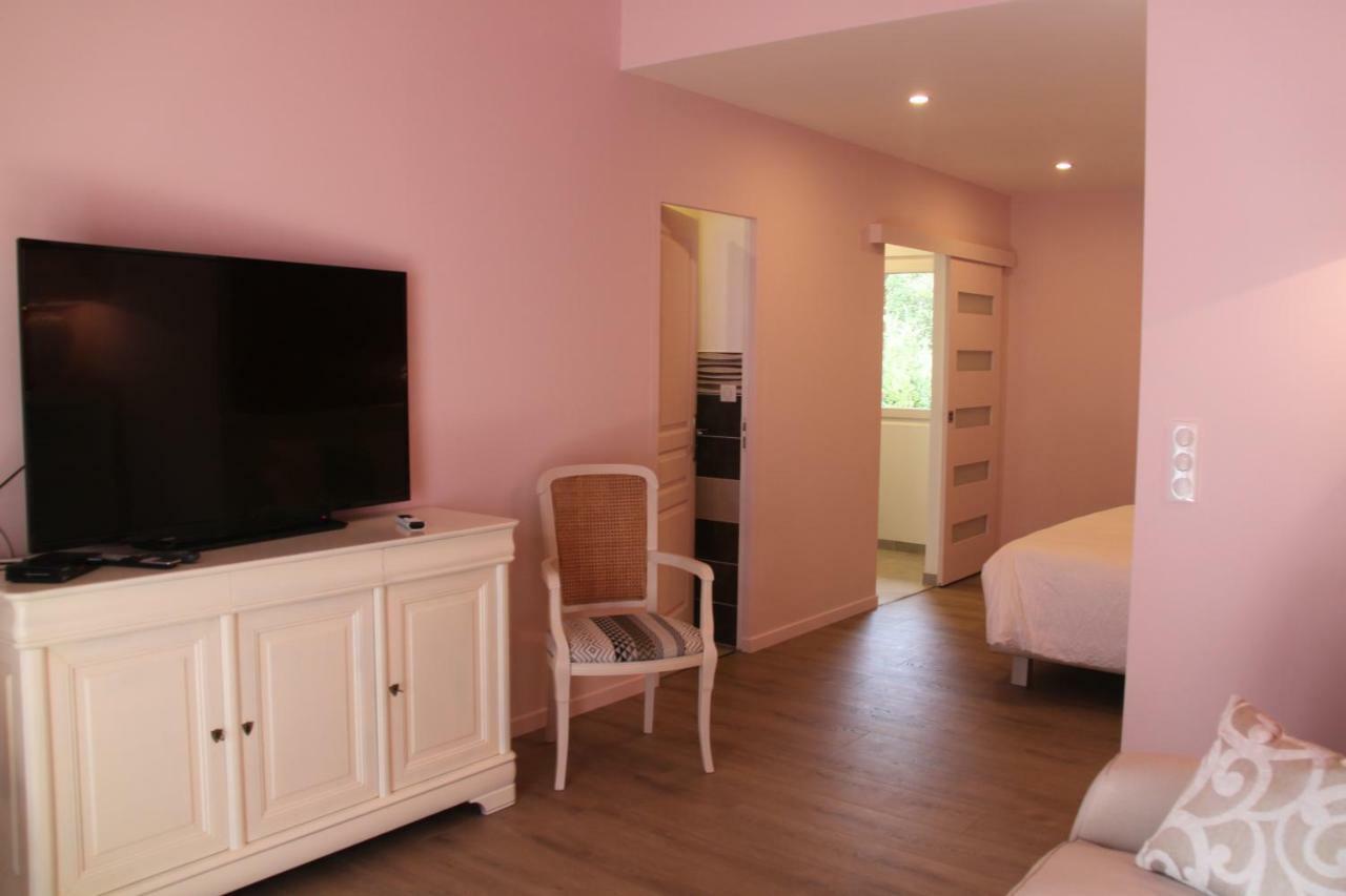 Le Hameau Fleur De Pierres , Chambre , Gite Et Table D'Hotes Murs  Esterno foto